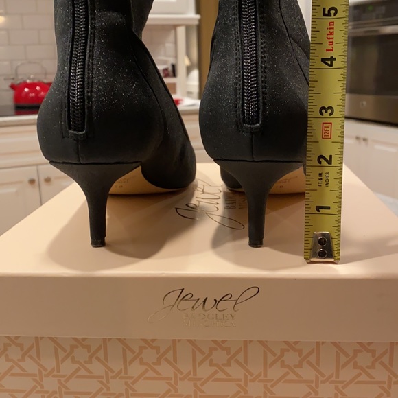 👢Badgley Mischka Back zipper, 2” kitten heel. Soft stretch shimmer fabric - Picture 8 of 8